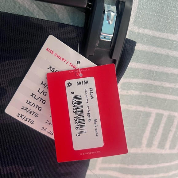 SPANX Look At Me Now Leggings | Black Camo | Medium | NWT - Picture 3 of 7